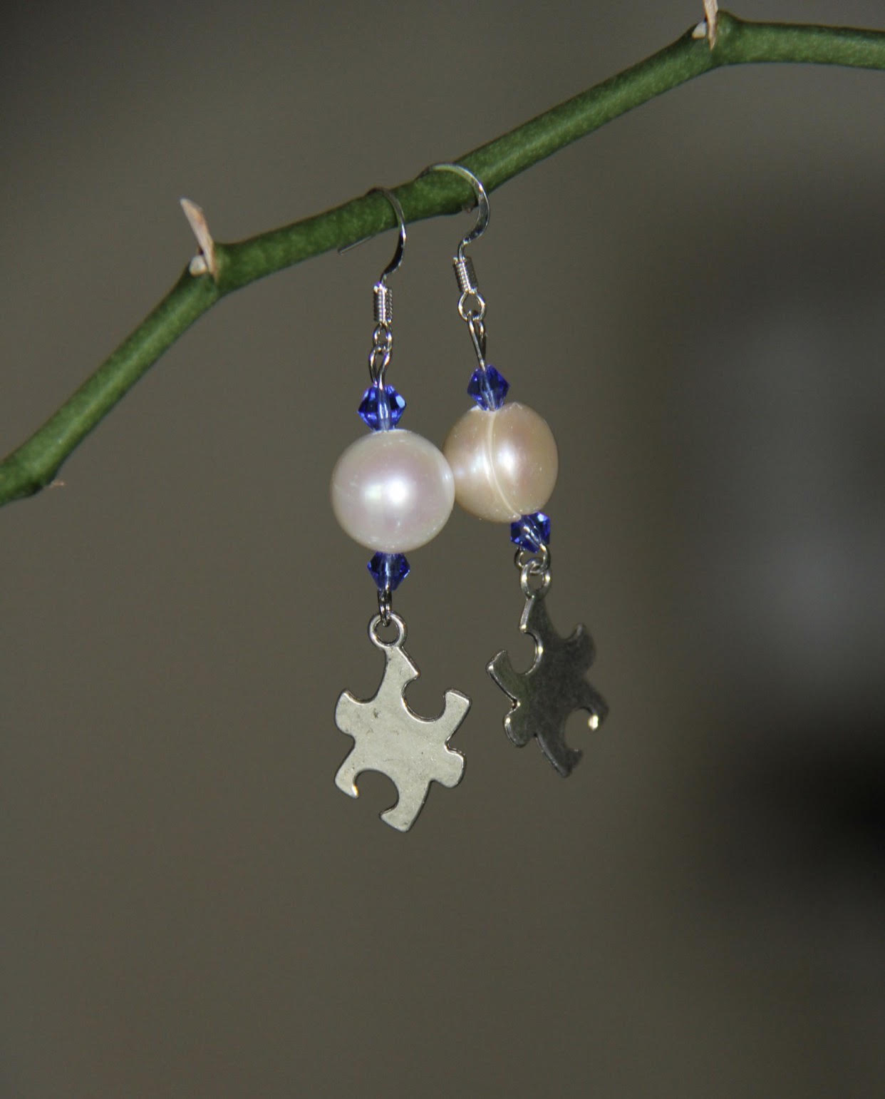 Freshwater pearls with Swarovski crystals (6 colors) and brass silver plated puzzle charms