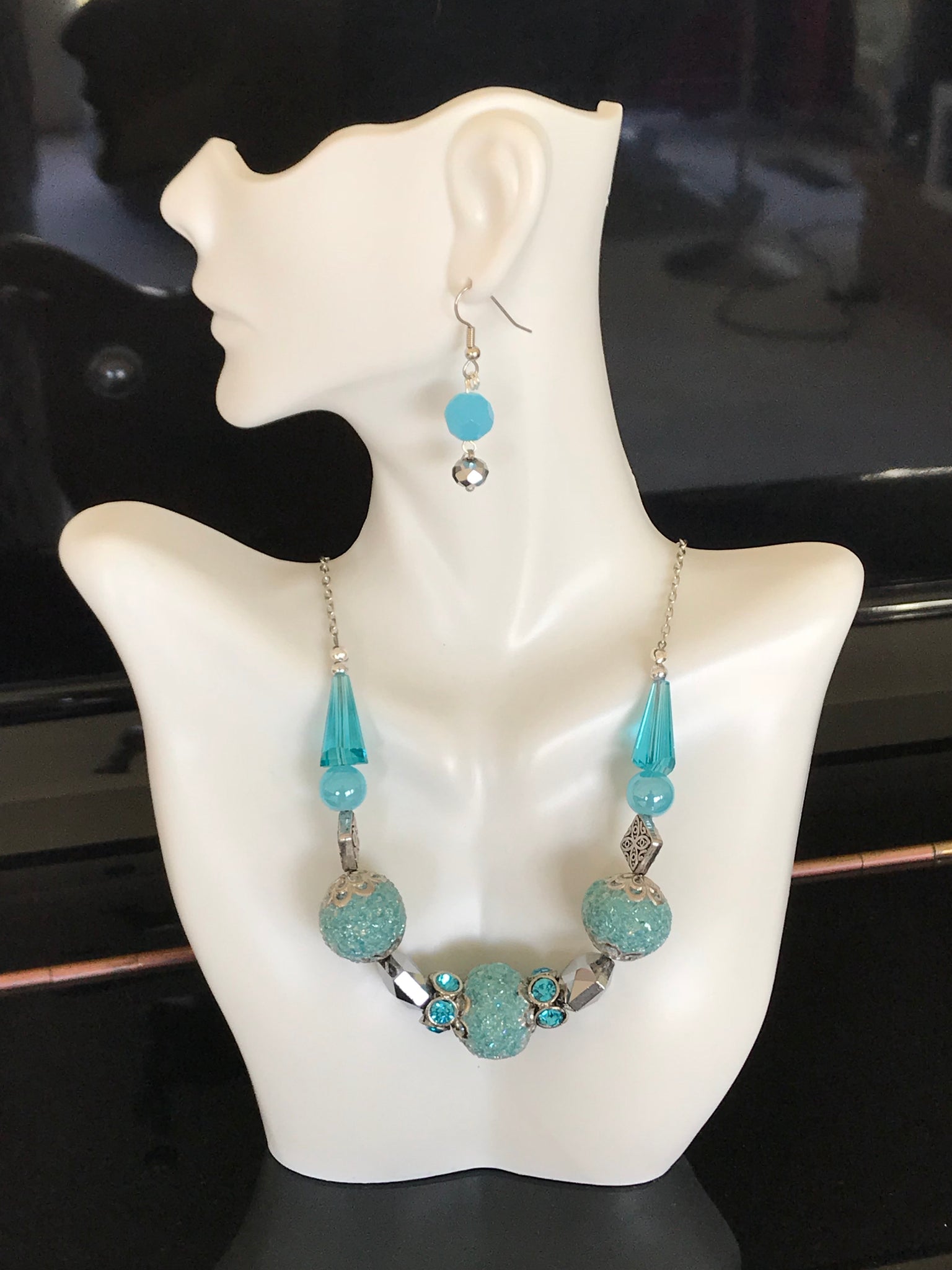 Blue necklace set with long glass beads